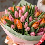 Маленькое фото 2: Букет из 45 розовых тюльпанов и 15 оранжевых тюльпанов