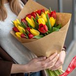 Маленькое фото 1: Букет из 20 красных и желтых тюльпанов в крафте, Россия