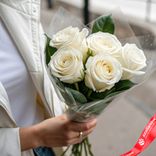 Маленькое фото 1: Букет из 5 белых роз «Мондиаль» в пленке, 50см, Эквадор