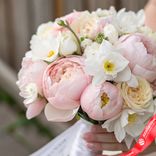 Маленькое фото 2: Букет невесты из 7 розовых пионов и 8 белых нарциссов, с белой лентой