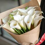 Маленькое фото 3: Букет 15 белых калл в крафте, с белой лентой