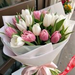 Маленькое фото 1: Букет из 8 розовых и 9 белых тюльпанов в белой упаковке