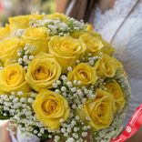 Маленькое фото 3: Букет из 17 желтых роз и гипсофил