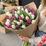 Маленькое фото 1: Букет из 50 белых и малиновых тюльпанов в крафтовой бумаге