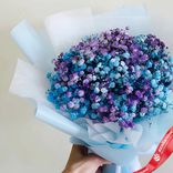 Маленькое фото 2: Букет цветов из 2 голубых и 1 фиолетовой гипсофилы в голубой пленке