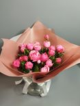 Фото флориста 1: Букет из 11 кустовых роз микс в серой пленке