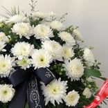 Маленькое фото 3: Траурный букет из 30 белых хризантем «Думаю о тебе»