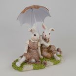Маленькое фото 1: Сувенир Кролики с зонтом полирезин, H10x14,5x7,5см, белый, коричневый