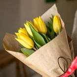 Маленькое фото 2: Букет из 5 желтых тюльпанов в крафте