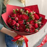 Маленькое фото 1: Букет из 35 кустовых красных роз в красном крафте с лентой