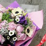 Маленькое фото 3: Букет из анемонов, лизиантусов, роз, хризантем «Бархатный»