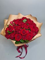 Фото флориста 6: Букет из 21 кустовой красной розы в крафте