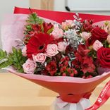 Маленькое фото 3: Букет из роз, гербер, альстромерий «Бархатистые края»