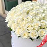 Маленькое фото 2: Букет из 51 белой розы в коробке, 40 см, Россия
