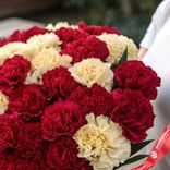 Маленькое фото 3: Элегантный акцент: 50 бордовых и кремовых гвоздик