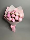 Фото флориста 5: Букет из 11 розовых пионов в розовой бумаге