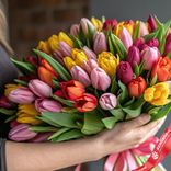 Маленькое фото 2: 60 разноцветных тюльпанов с фисташкой, перевязаны атласной лентой