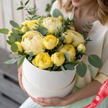 Маленькое фото 1: Букет из 15 желтых пионов с эвкалиптом в коробке, Голландия