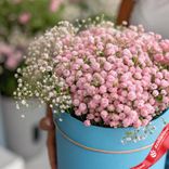 Маленькое фото 2: Букет из 9 розовых гипсофил в голубой коробке