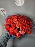 Фото флориста 5: Букет из 51 коралловой розы в голубой пленке