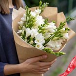 Маленькое фото 1: Букет из 21 белой фрезии в крафте