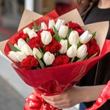 Маленькое фото 1: Букет из 19 белых тюльпанов и 10 красных гвоздик в красной пленке с лентой