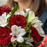 Маленькое фото 3: Композиция из 5 красных хризантем и белоснежных альстромерий «Лунный свет»