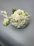 Фото флориста 2: Букет невесты из 11 кустовых пионовидных белых роз