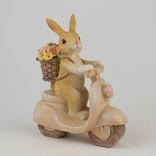Маленькое фото 1: Сувенир Кролик на мопеде полирезин, H14,5x12х5см, цв. в асс