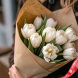 Маленькое фото 2: Букет из 10 белых пионовидных тюльпанов в крафте, Голландия