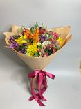 Фото флориста 5: Букет из 25 альстромерий микс в крафте