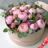 Маленькое фото 1: Букет из 25 розовых пионов с эвкалиптом в коробке