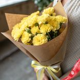 Маленькое фото 1: Букет из 15 желтых гвоздик в крафте с лентой, Голландия