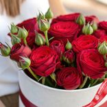 Маленькое фото 2: Композиция из 13 пионовидных роз в коробке "Цветочное сердце для признания в чувствах"