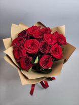 Фото флориста 4: Букет для любимой из 13 красных роз в крафте