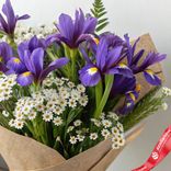 Маленькое фото 3: Букет из 7 фиолетовых ирисов с танацетумом в крафте
