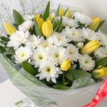 Маленькое фото 1: Букет из 7 белых кустовых хризантем и 10 желтых тюльпанов в пленке