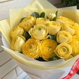 Маленькое фото 2: Букет из 7 желтых кустовых пионовидных роз