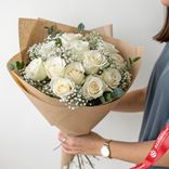 Маленькое фото 1: Букет из 13 белых роз и гипсофил в крафте