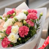 Маленькое фото 3: Букет из 50 гвоздик микс в белой пленке