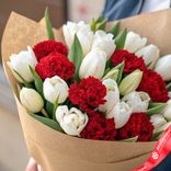 Маленькое фото 2: Букет из 19 белых тюльпанов и 8 красных гвоздик в крафте