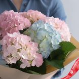 Маленькое фото 3: Букет из 7 розовых и голубых гортензий в крафте