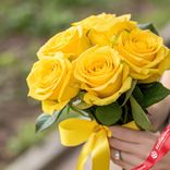 Маленькое фото 2: Букет из 5 желтых роз с лентой