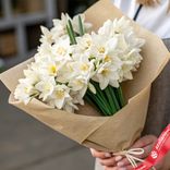 Маленькое фото 1: Букет из 25 белых нарциссов в крафте