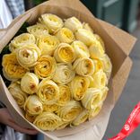 Маленькое фото 1: Букет из 35 желтых пионовидных роз в крафте