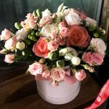 Маленькое фото 1: Букет из роз, лизиантуса, гиперикума в коробке «Лучик любви»