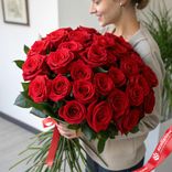 Маленькое фото 1: Букет из 35 красных роз с лентой, 50 см, Россия