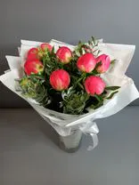 Фото флориста 3: Букет из 9 красных пионов и эвкалипта в крафте