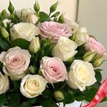 Маленькое фото 3: Букет из 8 кустовых белых и 7 светло-розовых роз
