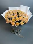 Фото флориста 1: Акция! Букет из 51 персиковой розы в белой бумаге